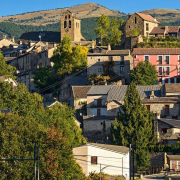 El pueblo del Pirineo aragonés conocido como "el de las cien reliquias" y ligado al Camino de Santiago El pueblo del Pirineo aragonés conocido como "el de las cien reliquias" y ligado al Camino de Santiago