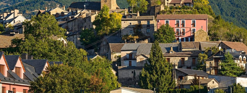 El pueblo del Pirineo aragonés conocido como "el de las cien reliquias" y ligado al Camino de Santiago