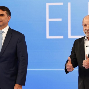 Flávio Bolsonaro llama "nueve dedos" a Lula, que le acusa de "lamer las botas" de Trump durante el último debate