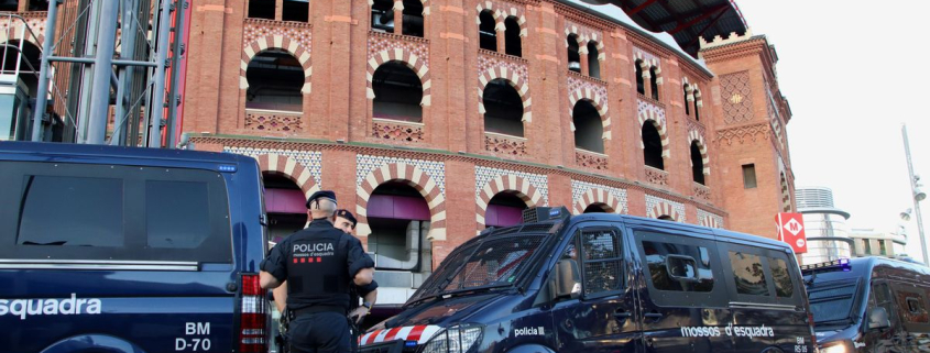 Los Mossos identifican diversos jóvenes en la plaça Espanya de Barcelona ante una nueva convocatoria por redes