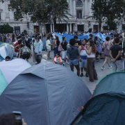 La protesta por el derecho a la vivienda deriva en una acampada en el centro de València La protesta por el derecho a la vivienda deriva en una acampada en el centro de València