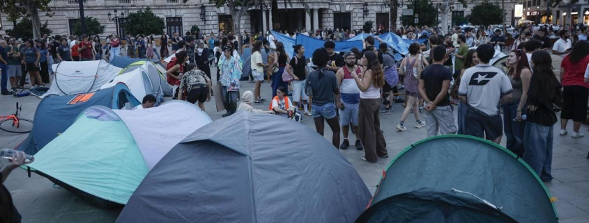 La protesta por el derecho a la vivienda deriva en una acampada en el centro de València