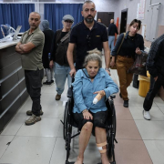 La fotógrafa de EEUU atacada por colonos israelíes en Cisjordania tiene cuatro vértebras rotas y una costilla fracturada La fotógrafa de EEUU atacada por colonos israelíes en Cisjordania tiene cuatro vértebras rotas y una costilla fracturada
