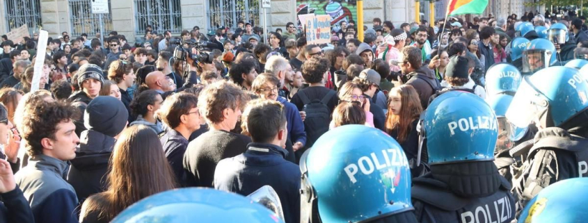 Miles de jóvenes protestan en Milán por los precios y el despliegue policial de Meloni