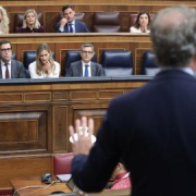 Las encuestas sitúan a PP y Vox en torno a la mayoría absoluta y dejan a Sánchez sin opciones de gobernar Las encuestas sitúan a PP y Vox en torno a la mayoría absoluta y dejan a Sánchez sin opciones de gobernar