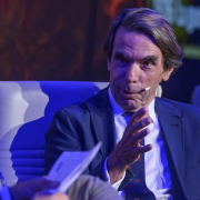 Aznar arrastra a la monarquía al fango partidista Aznar arrastra a la monarquía al fango partidista