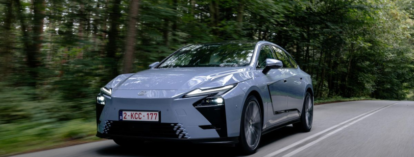 El Lexus ES estrena generación con versiones eléctricas además de la híbrida