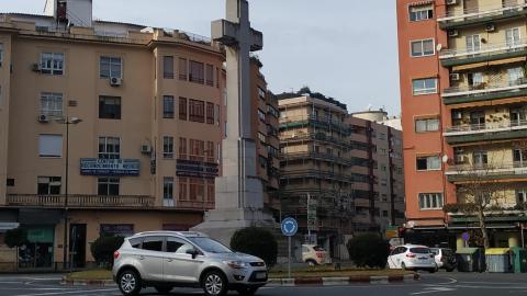 PP y Vox hacen un uso "tergiversado" y "falseado" de los estudios de dos historiadores para proteger una cruz franquista en Cáceres