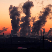 La UE reclama "medidas climáticas urgentes y ambiciosas" para la COP31 mientras relaja su agenda verde