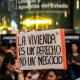 El clamor social por la vivienda se traslada a los ayuntamientos a golpe de caceroladas: "Es momento de escuchar a la calle"