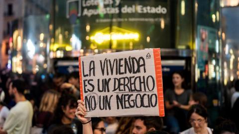 El clamor social por la vivienda se traslada a los ayuntamientos a golpe de caceroladas: "Es momento de escuchar a la calle"