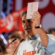 Sánchez homenajea a Federico García Lorca en su mitin de Granada: "Esta es su España" Sánchez homenajea a Federico García Lorca en su mitin de Granada: "Esta es su España"