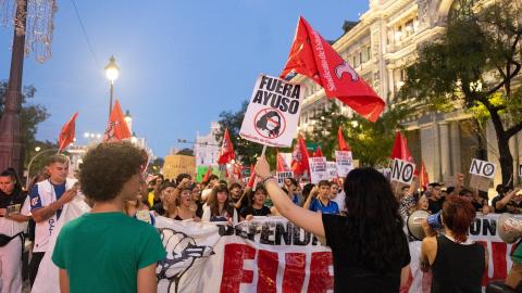Qué piden los profesores criminalizados por Ayuso que están en huelga