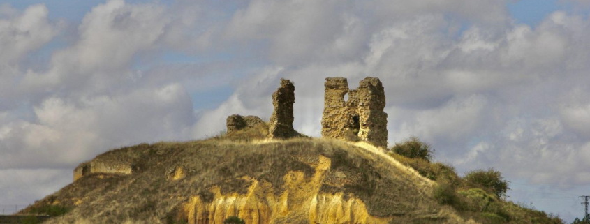 De época visigoda, este castillo tuvo unas cuevas que pudieron servir de mazmorras, almacenaje o de vía para escapar