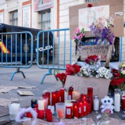 La acampada de Sol homenajea a Maricarmen con una marcha reivindicativa hacia la que fue su casa: "No toleramos un desahucio más"