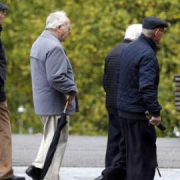 Los "sacrificios" y salidas de tono de PP y Vox centran la campaña en las pensiones Los "sacrificios" y salidas de tono de PP y Vox centran la campaña en las pensiones