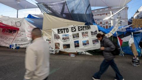 La acampada en Sol cumple un mes mientras piensa cómo y cuándo decir adiós