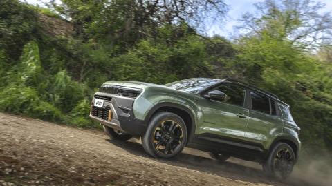 Probamos el nuevo Jeep Avenger fuera del asfalto: un SUV de apenas 4 metros que no teme ensuciarse