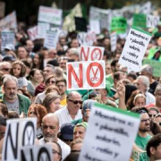 El Gobierno de Ayuso afrontará el descontento de Educación y Universidades públicas a golpe de huelga indefinida y movilizaciones El Gobierno de Ayuso afrontará el descontento de Educación y Universidades públicas a golpe de huelga indefinida y movilizaciones