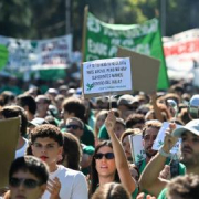 El profesorado de la escuela púbica rodea la Consejería de Educación en Madrid en su segundo día de huelga indefinida El profesorado de la escuela púbica rodea la Consejería de Educación en Madrid en su segundo día de huelga indefinida