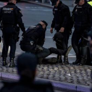 Tres ultras detenidos al intentar llegar a Sol para reventar la acampada por la vivienda Tres ultras detenidos al intentar llegar a Sol para reventar la acampada por la vivienda